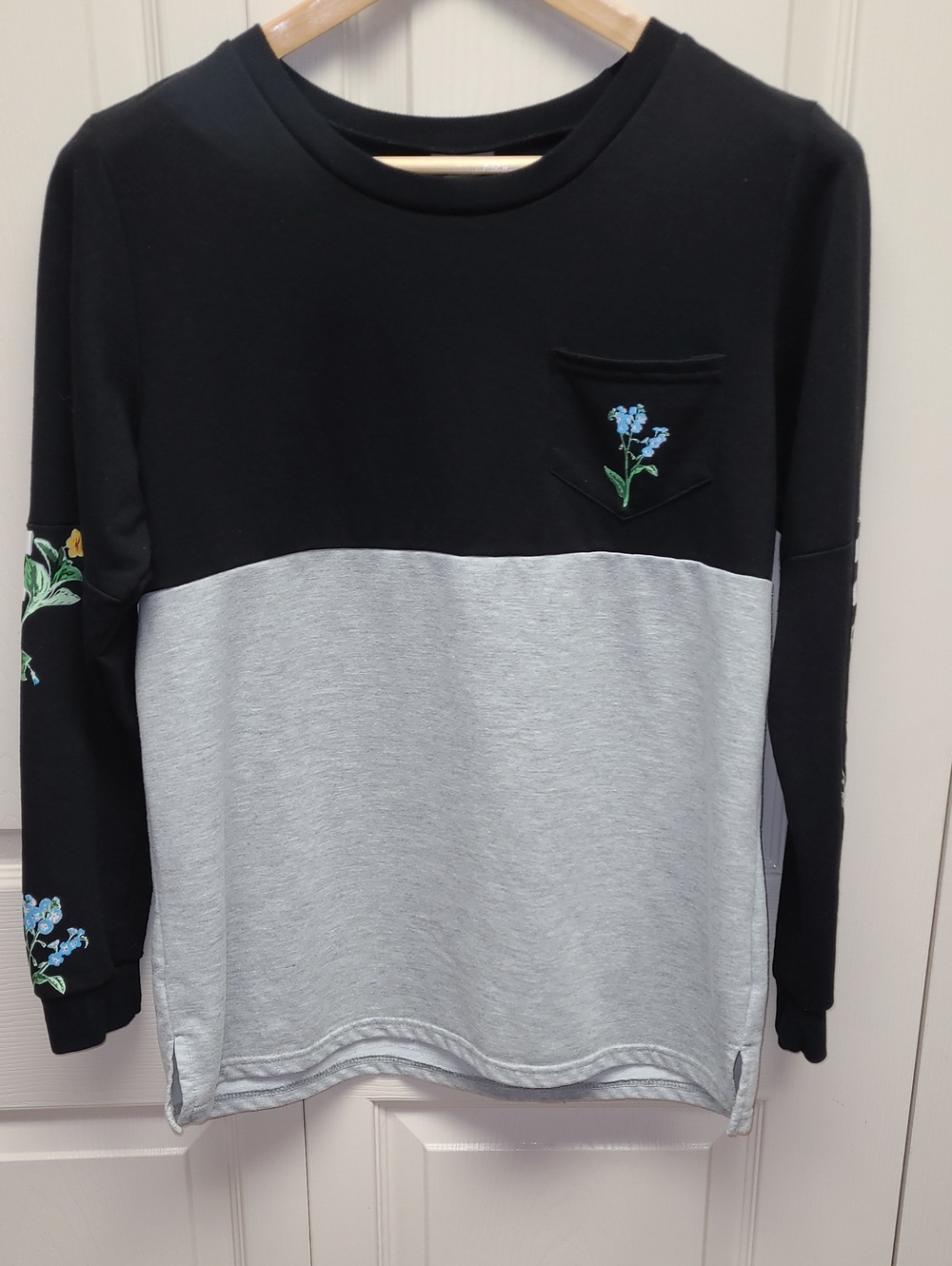 Black & Heather Gray Colorblock Sweatshirt Top w/Floral detail pocket & sleeves